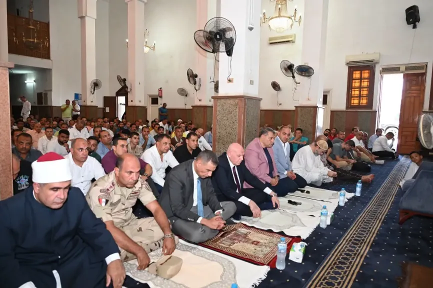 محافظ جنوب سيناء يؤدي صلاة الجمعة بمسجد الشهداء بشرم الشيخ ويستمع إلى عدد من مطالب المواطنين