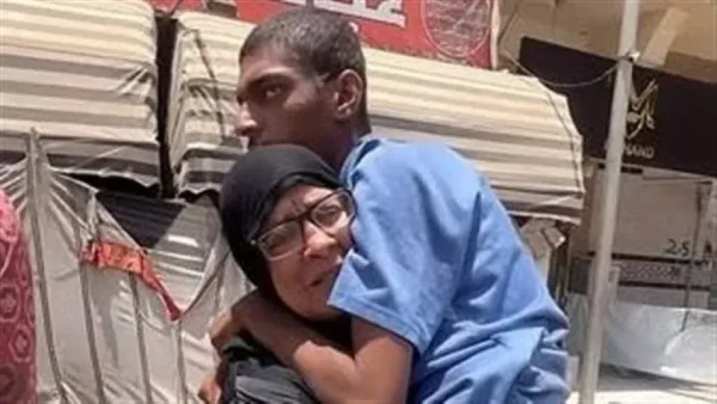 والدة الأبناء الثلاثة المصابين بضمور في المخ: عايشة في الدور الثامن بلا سراير.. ورزقنا يوم بيوم من جمع الكنزات