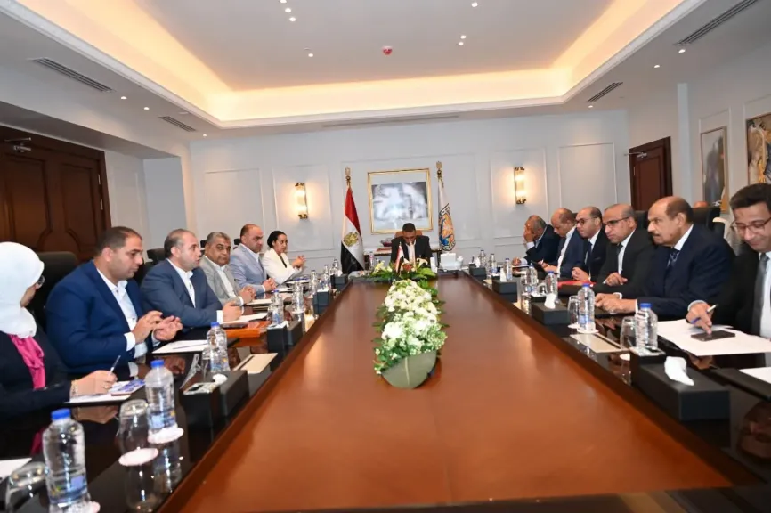 محافظ جنوب سيناء يستقبل وفد وزارة المالية لبحث عدد من الملفات المالية بالمحافظة