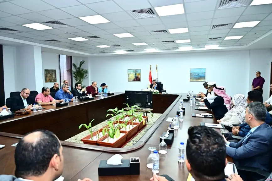 محافظ جنوب سيناء يبحث مع مستثمري نويبع وطابا تذليل العقبات بالقطاع السياحي والإستثماري تزامناً مع إفتتاح «التجلي الأعظم»