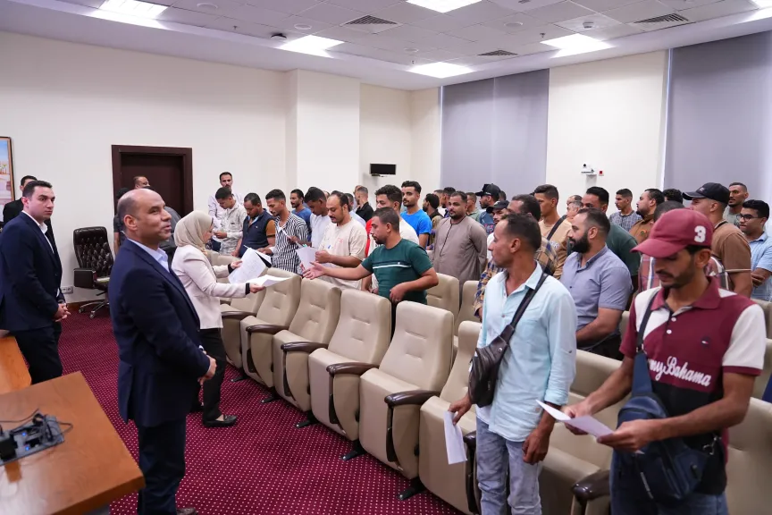 وزير العمل يُسلّم عقودًا جديدة لشباب اجتازوا اختبارات العمالة الزراعية الموسمية بالأردن