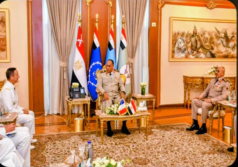 وزير الدفاع والإنتاج الحربي يلتقي برئيس هيئة الأركان العامة للجيوش الفرنسية