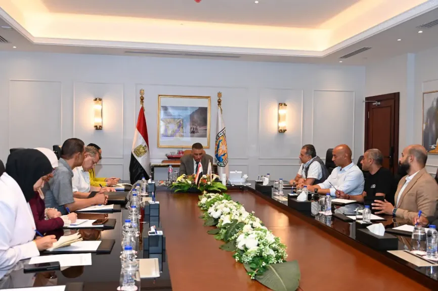 محافظ جنوب سيناء يبحث مع غرفة الغوص والأنشطة البحرية بشرم الشيخ ودهب ملفات تطويرها