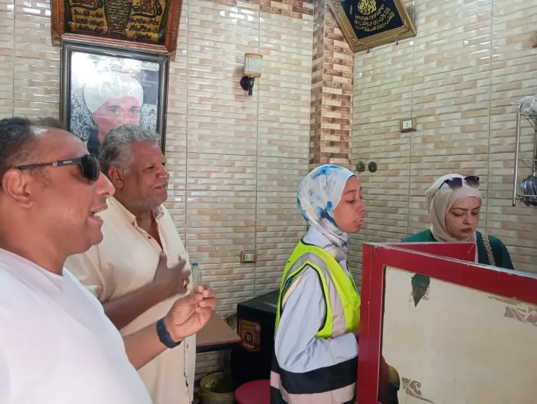 حملة رقابية موسعة على الأسواق بمركز قنا وتحرير 21 محضر ورفع 40 حالة إشغال للطريق