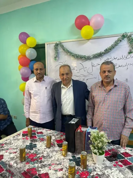 ”أولاد صقر الثانوية بنات” تكرم الأستاذ باسم محمد كبير معلمي اللغة الإنجليزية بمناسبة بلوغه سن الرببع