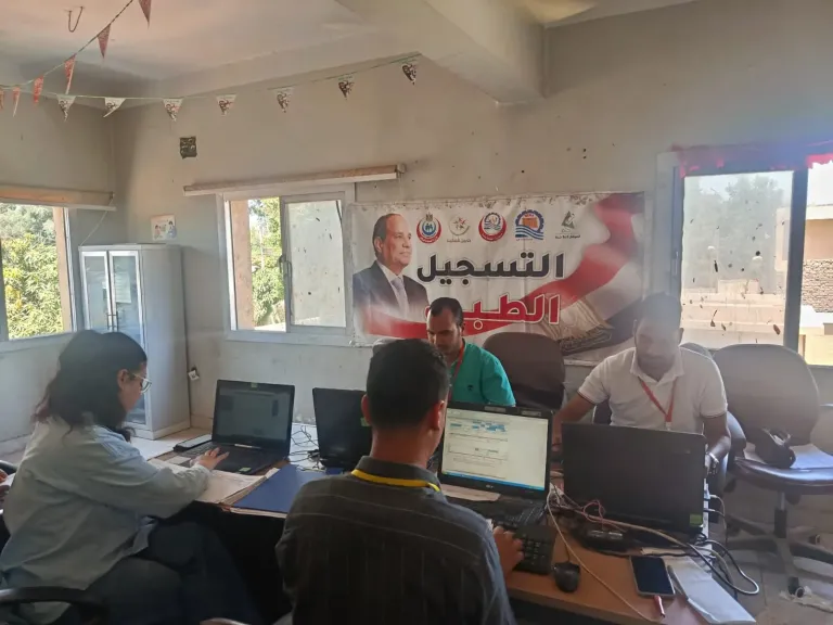 صحة قنا: توقيع الكشف الطبي المجاني لـ 667 مواطن خلال قافلة بقرية دنفيق بنقادة