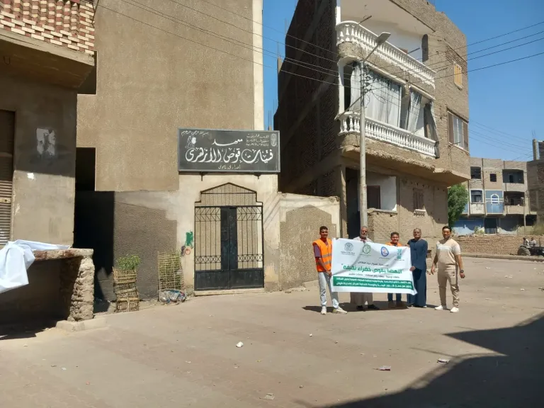 ضمن فعاليات الأسبوع البيئي بقوص وبالتعاون مع بيئة قنا ..رفع 90 طن مخلفات وتوزيع حقائب للتسوق