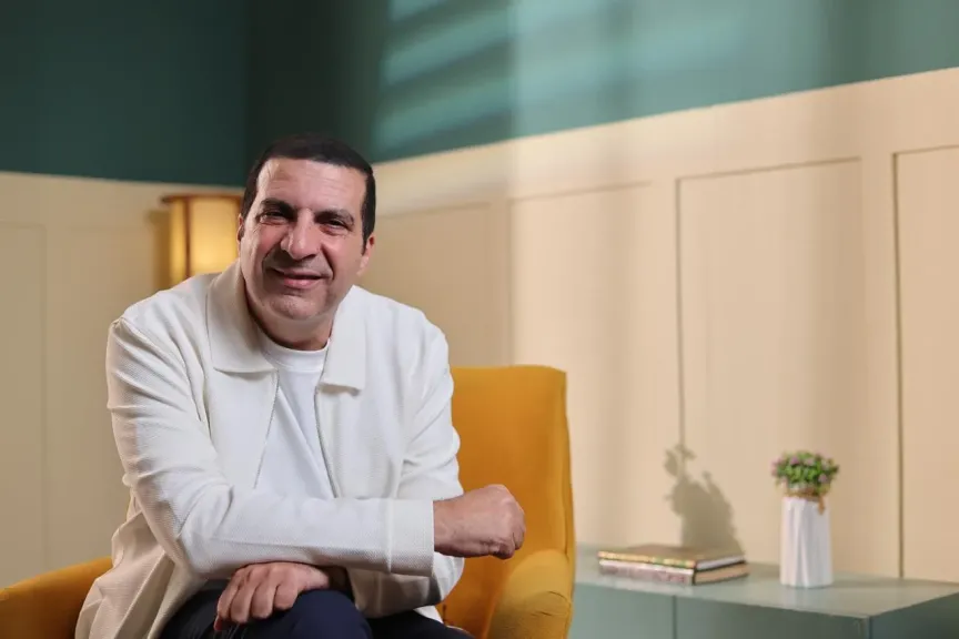 د. عمرو خالد.. مسيرة 30 عامًا: كيف غيّر مفهوم الدعوة وألهم أجيالا متعاقبة حتي مشروع الإحسان؟