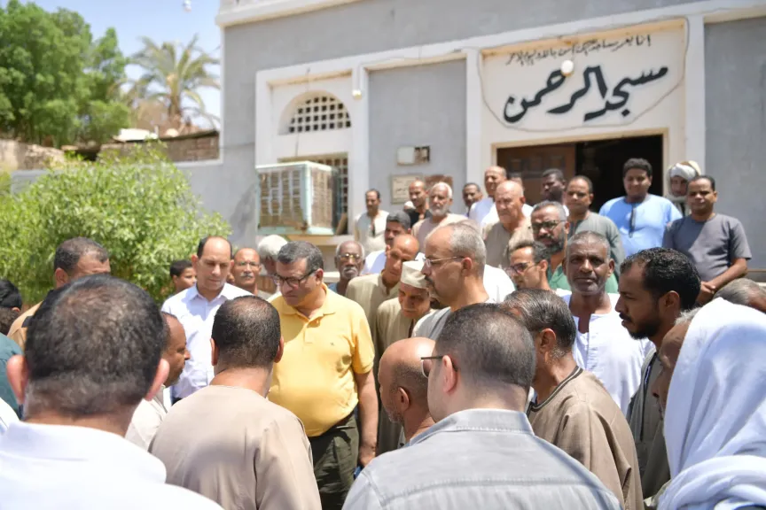 محافظ قنا يستمع لمطالب قرية الجزيرية ويوجه بحل مشكلات المياه والصرف