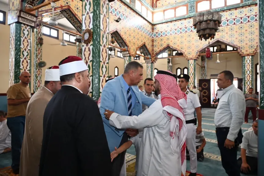 محافظ جنوب سيناء يستمع لمطالب المواطنين عقب صلاة الجمعة بمدينة دهب