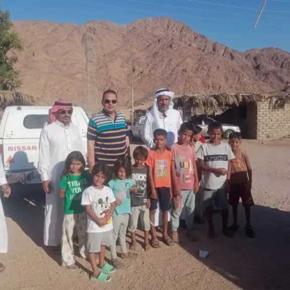 إحتفالاً بذكري المولد النبوي الشريف.. محافظ جنوب سيناء يوجه بتوزيع مواد غذائية لأهالي ”وادي مجيرح بدهب”