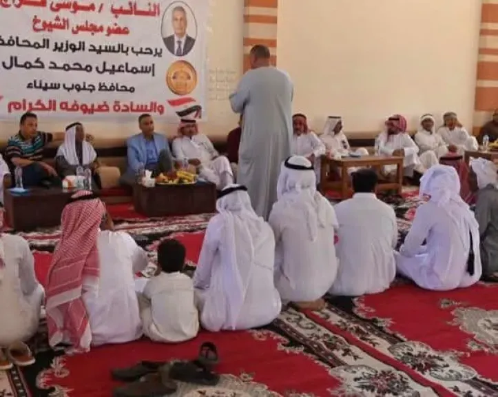 محافظ جنوب سيناء يبحث مع مشايخ وعواقل دهب مطالب المواطنين وطرح خطة لتطوير المدينة
