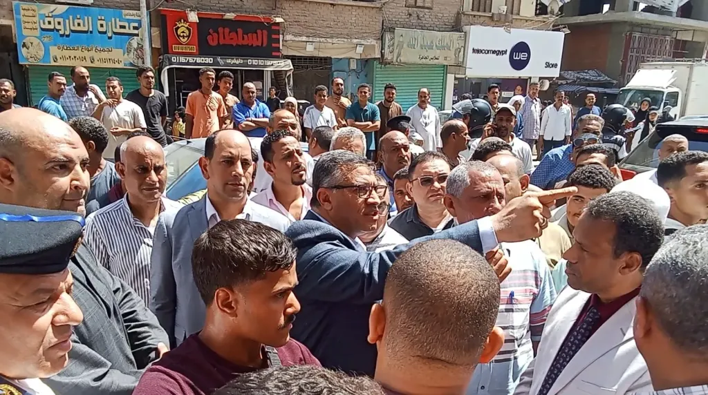 المحافظ يستمع لمطالب أهالي أبوتشت ويوجه بالإستجابة الفورية لهم 