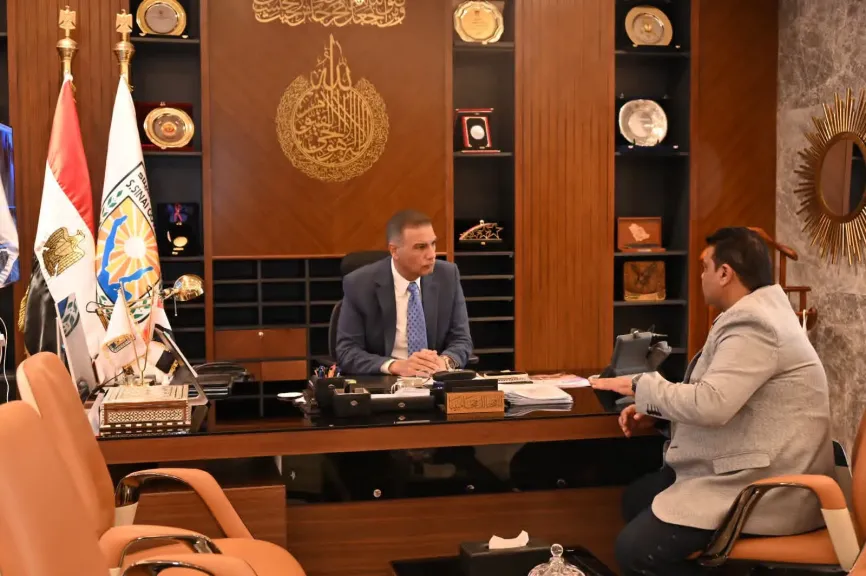 محافظ جنوب سيناء يناقش مع مدير الرعاية الصحية مستوى الخدمات الطبية المقدمة للمواطنين والمنتفعين