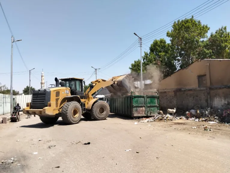 الوحدة المحلية لمركز ومدينة قنا تعزز المظهر الحضاري وترتقي بمستوى النظافة برفع ونقل 83 طن مخلفات صلبة