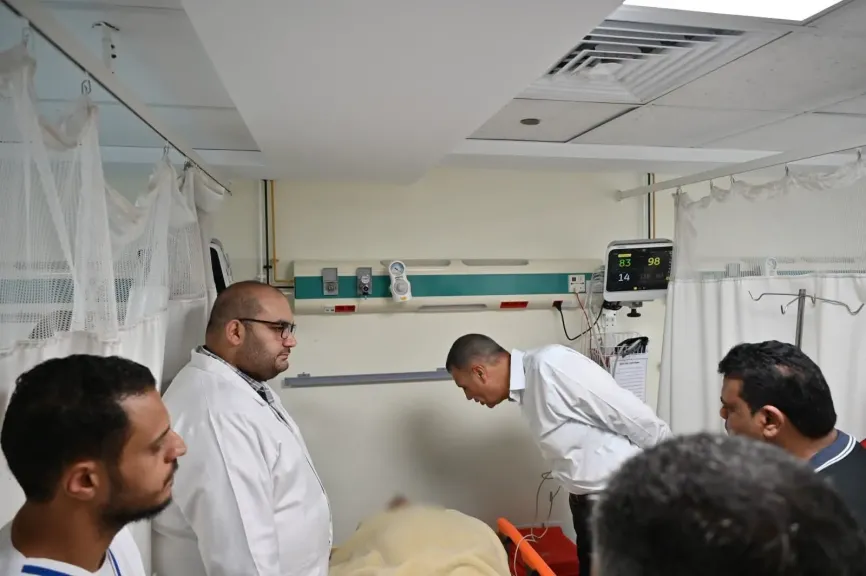 محافظ جنوب سيناء يتابع ميدانياً تداعيات حادث ”دهب نويبع” ويطمئن علي المصابين بمستشفي شرم الشيخ الدولي