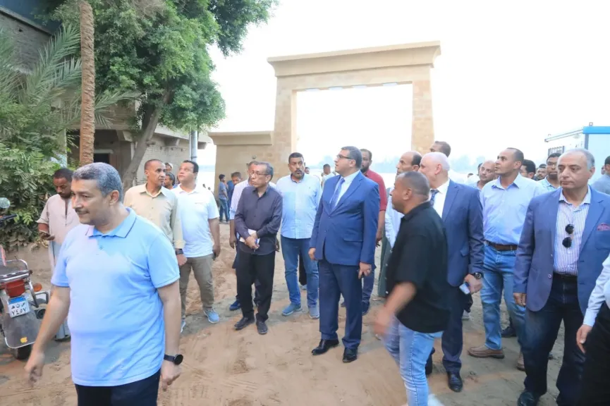لتعزيز السياحة الريفية.. محافظ قنا يتفقد مشروع مرسى دندرة السياحي ويناقش مقترحات التطوير مع الأهالي