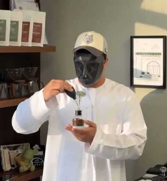 هزاع البادي، المعروف باسم «هزاع ريفيو»