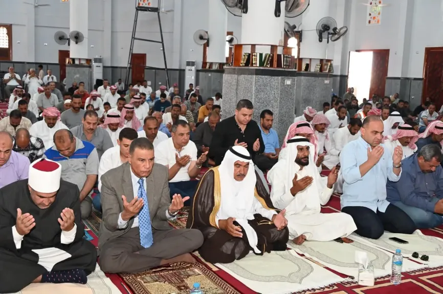 محافظ جنوب سيناء يؤدي صلاة الجمعة ”بمسجد الصديق بنويبع” ويناقش مطالب ومقترحات الأهالي