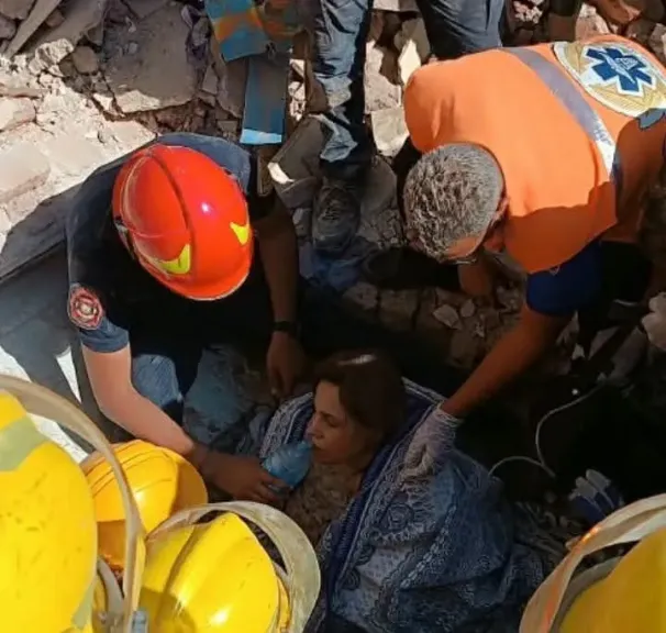 إنقاذ طبيبة حية من أنقاض عقار المنيا بعد ساعات من البحث ووفاة والدتها