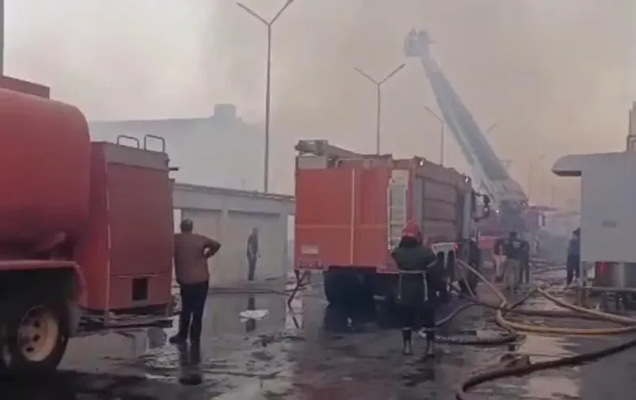 حريق ساحة كرتون بالعبور.. قرار عاجل لكشف أسباب اندلاع النيران