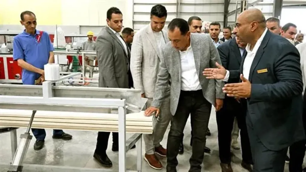 خلال جولة بالسخنة.. مدبولي يعلن ضخ 85 مليون دولار استثمارات في 9 مصانع جديدة