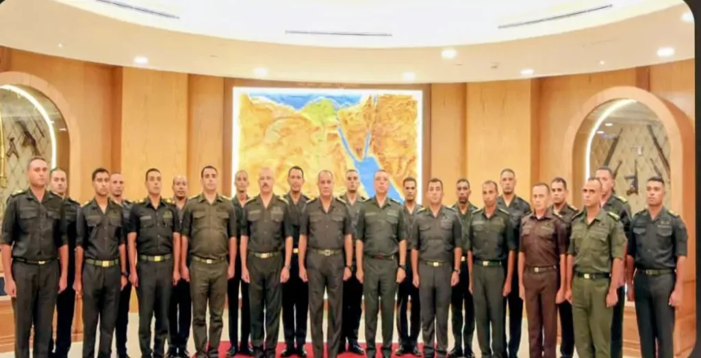 وزير الدفاع والإنتاج الحربي يلتقى بمقاتلي الجيشين الثاني والثالث الميدانيين لمتابعة منظومة التدريب القتالي