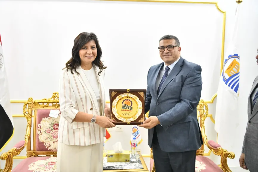 محافظ قنا ورئيسة التحالف الوطني يبحثان التعاون المشترك وتوسيع المبادرات التنموية والخدمية للأسر الأولى بالرعاية