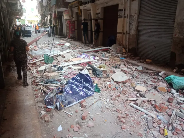 لحظات مرعبة في الحضرة.. انفجار غاز يصيب 3 أشخاص ويسقط شرفتي عقار