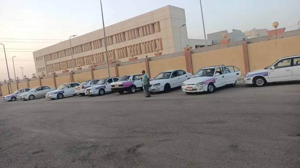 محافظ قنا يشدد بتكثيف الرقابة على مجمع المواقف الجديد بقنا الجديدة لضمان إنتظام حركة النقل