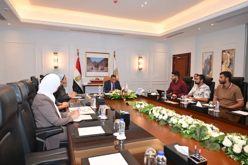 محافظ جنوب سيناء يستعرض إنجازات جهاز معلومات شبكات المرافق وخطط تطوير شبكات الكهرباء والإسكان