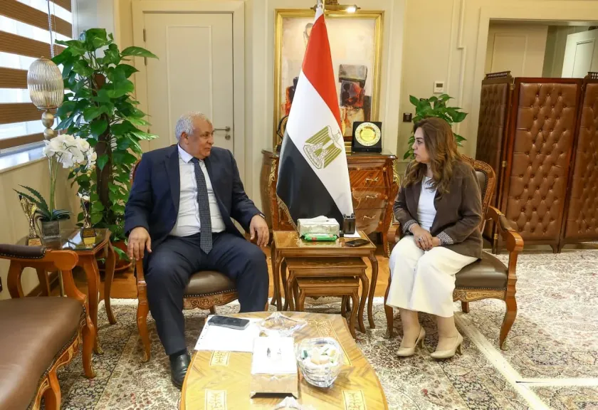 وزيرة التنمية المحلية والبيئة تتابع مع محافظ مطروح الموقف التنفيذي لمشروعات الخطة الاستثمارية ومنظومة النظافة