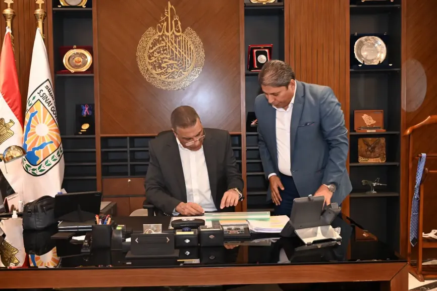 محافظ جنوب سيناء يستعرض مع مدير الأبنية التعليمية خطة إنشاء وصيانة المدارس