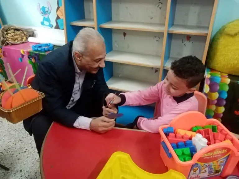 متابعة ميدانية مكثفة بمدارس المنيا في ثاني أيام الدراسة.. انتظام وانضباط وتسليم الكتب للطلاب