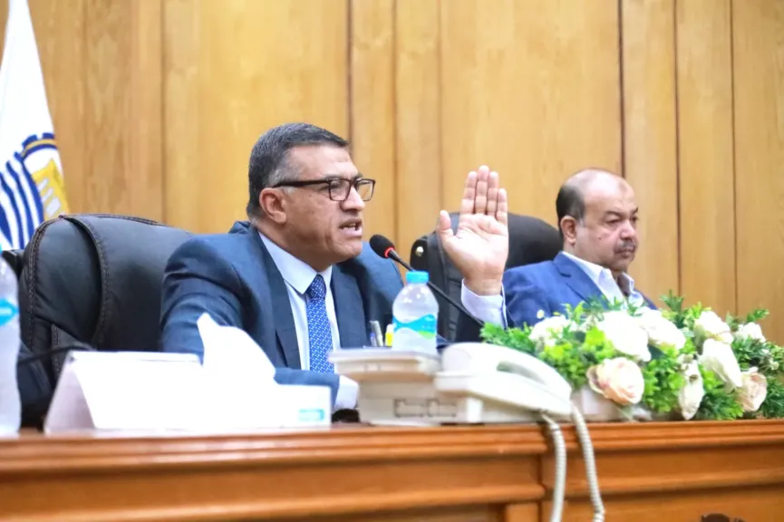 محافظ قنا يفحص 260 طلب وشكوي للمواطنين بمختلف القطاعات من خلال اللقاء الأسبوعي المفتوح