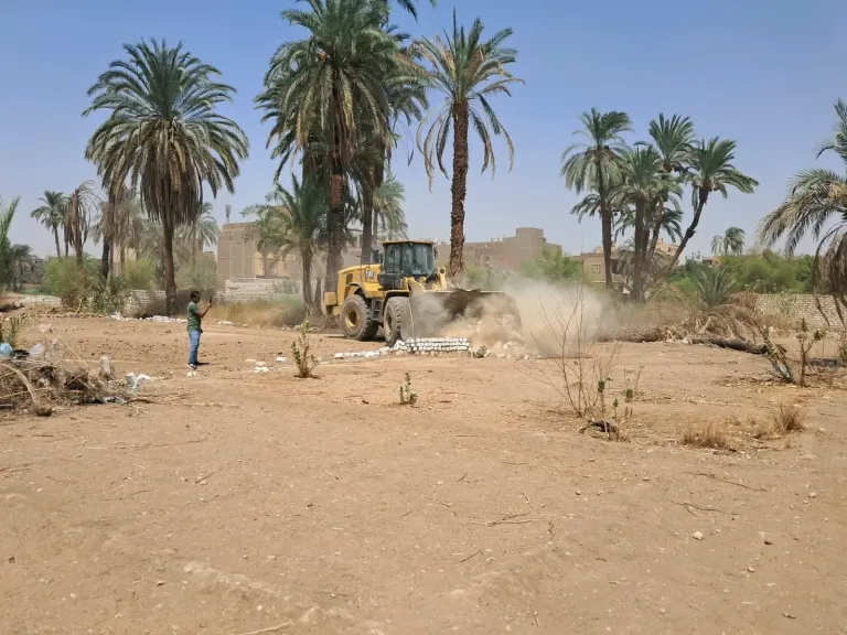 حملة مكبرة بمنطقة الحصواية بقنا لإزالة 31 حالة تعدٍ علي أراضي زراعية وأملاك خاصة بمساحة 6015 متر