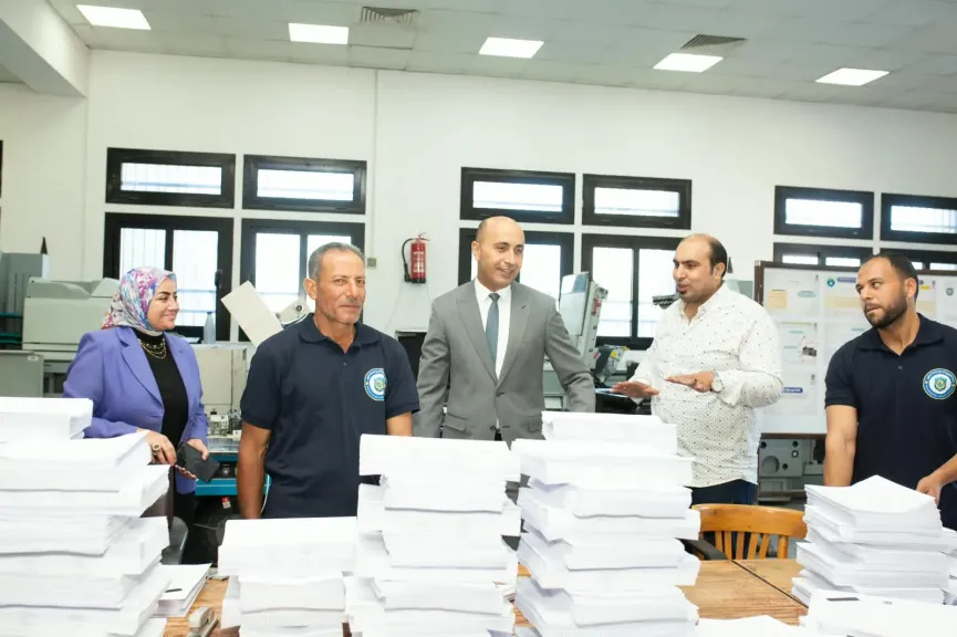 رئيس جامعة دمنهور يتفقد وحدة الطبع والنسخ ويشيد بالطفرة الإنتاجية