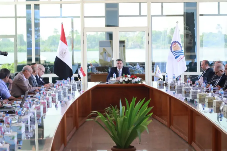 محافظ قنا يبحث فرص الإستثمار والتصنيع الزراعي بالمحافظة بحضور رئيس المجلس التصديري