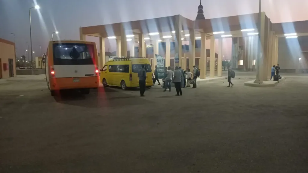 إنضباط كامل لحركة الركاب بمجمع المواقف الجديد بمدينة قنا الجديدة