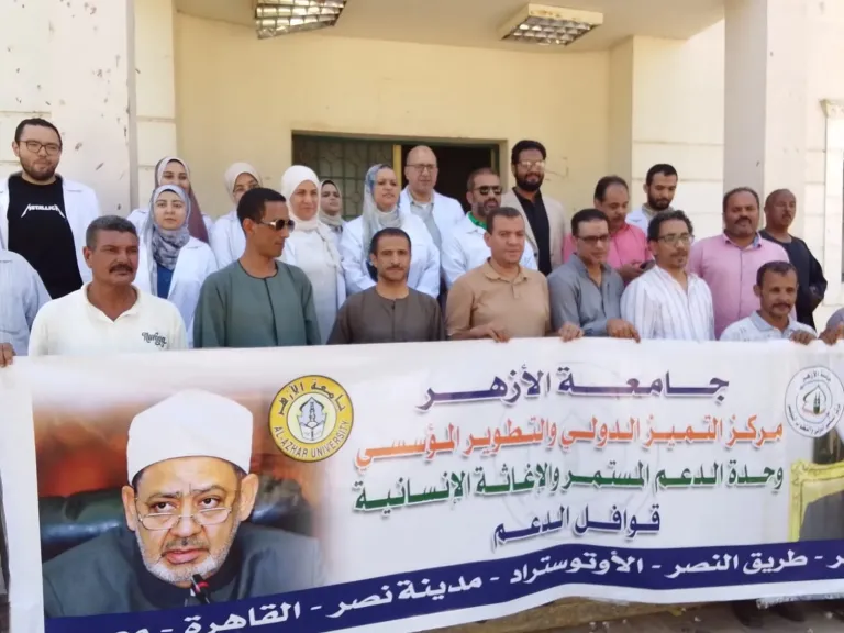 توقيع الكشف الطبي على 2400 مواطن بقرى أبوتشت ضمن القوافل العلاجية لجامعة الأزهر بقنا