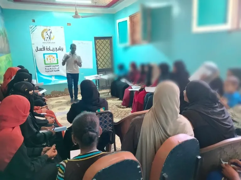 محافظ قنا يوجه بتكثيف تدريب السيدات والفتيات على ريادة الأعمال ودعم المشروعات الصغيرة