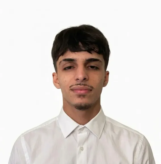 ماجد ياسر المدهوش.. عندما تتحول مهنة تغليف السيارات إلى محتوى بصري