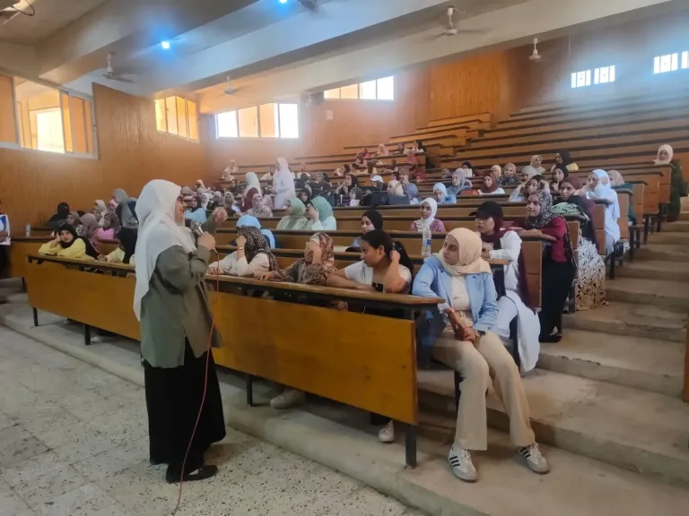 القومى للمرأة يعقد ندوة توعوية حول ”دور المرأة المصرية بالنهوض بالمجتمعات”بمعهد الخدمة الإجتماعية العالي بقنا