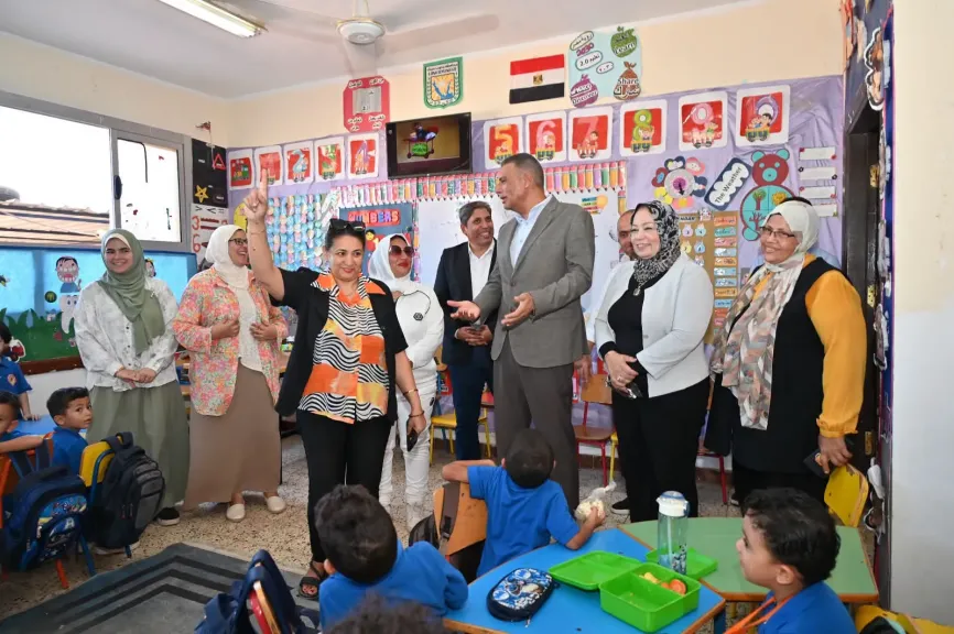 محافظ جنوب سيناء يتفقد إنتظام الدراسة بمدرسة شرم الشيخ الرسمية للغات ويتابع أعمال تعلية السور