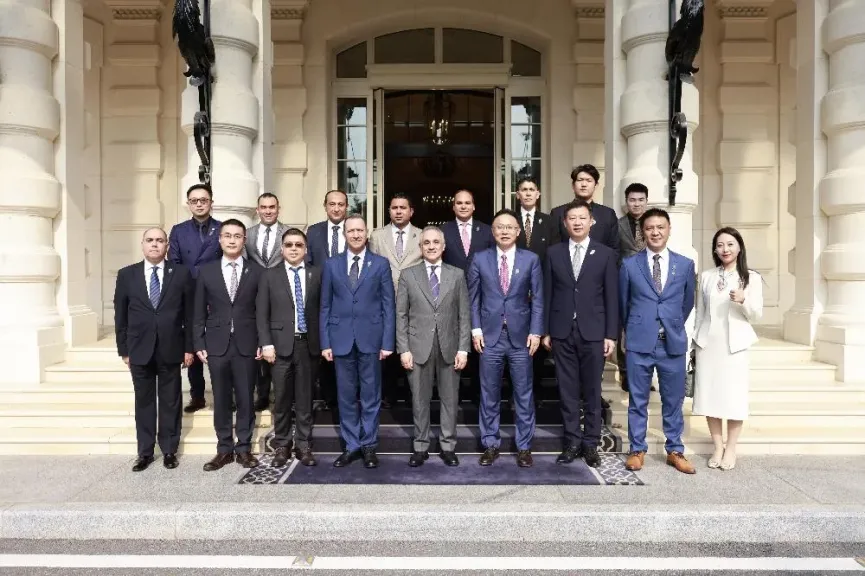 وزير العدل يتفقد التقنيات الذكية المُزمَع تطبيقها بـ«مدينة العدالة» بمقر شركة «هواوي» بالصين
