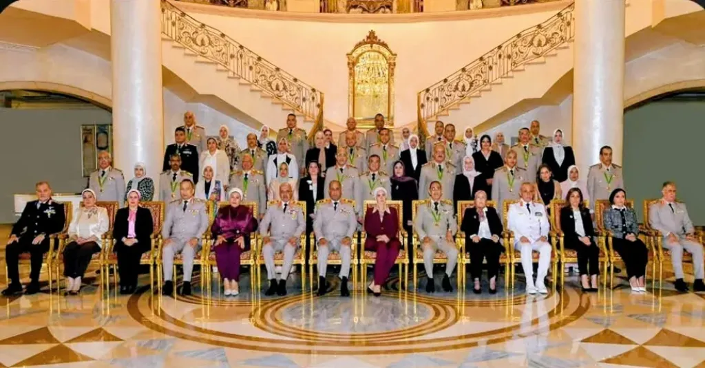 وزير الدفاع والإنتاج الحربي يكرم عدداً من القادة الذين أوفوا العطاء بالقوات المسلحة