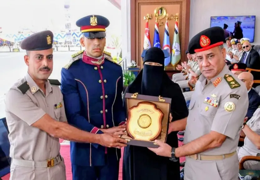 وزير الدفاع والإنتاج الحربي يشهد حفل تخرج الدفعة (163) ضباط صف مُعلمين