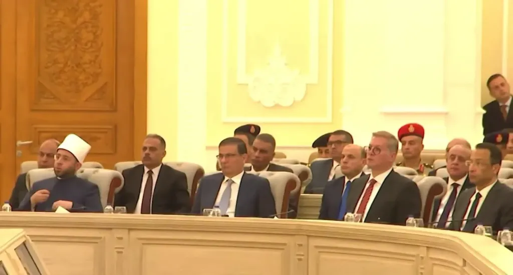 محافظ جنوب سيناء يشارك إجتماع رئيس الجمهورية مع مجلسي الوزراء والمحافظين بمقر القيادة بالعاصمة الجديدة
