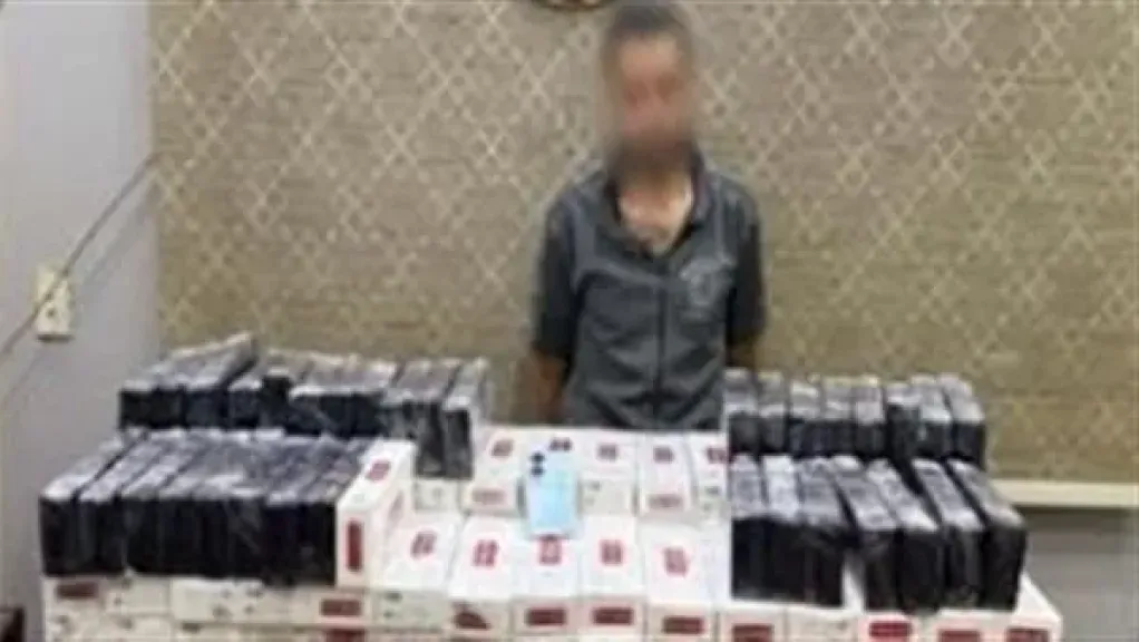 ضبط 2000 عبوة سجائر مهربة ومجهولة المصدر بحوزة شخص في القاهرة