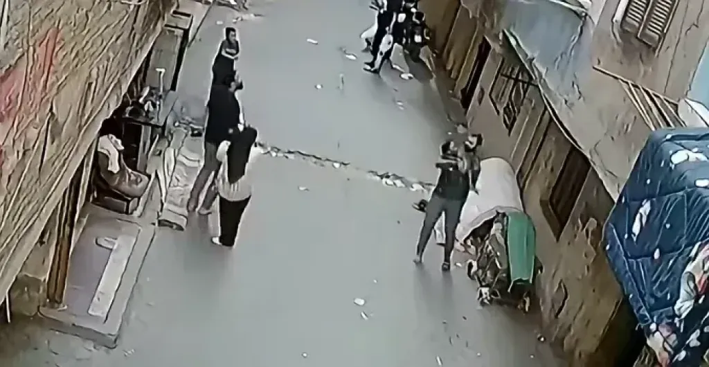 لحظات حاسمة.. شاب ينقذ طفلًا من السقوط في أرض اللواء